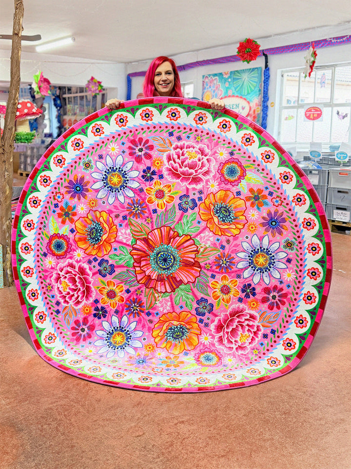 Superweicher runder Teppich im Design von Bine Brändle mit dem Motiv Blumenmeer in Rosa, verspielt und harmonisch gestaltet.