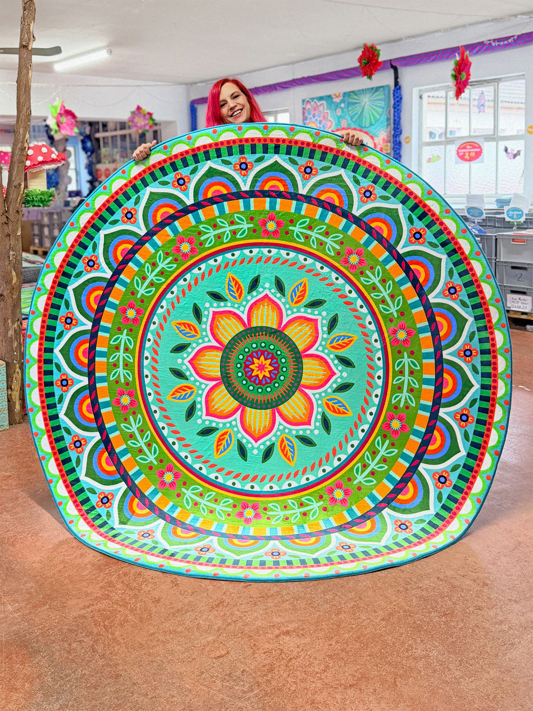 Superweicher runder Teppich im Design von Bine Brändle mit dem Motiv Jasmin in Grün, lebendig und dekorativ gestaltet.