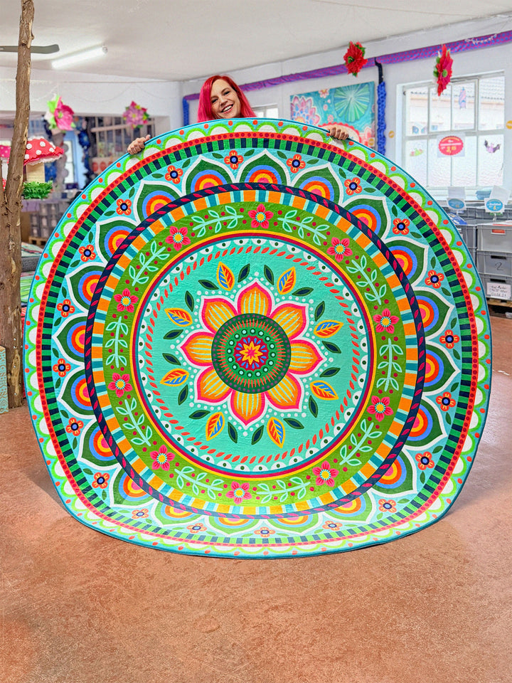 Superweicher runder Teppich im Design von Bine Brändle mit dem Motiv Jasmin in Grün, lebendig und dekorativ gestaltet.