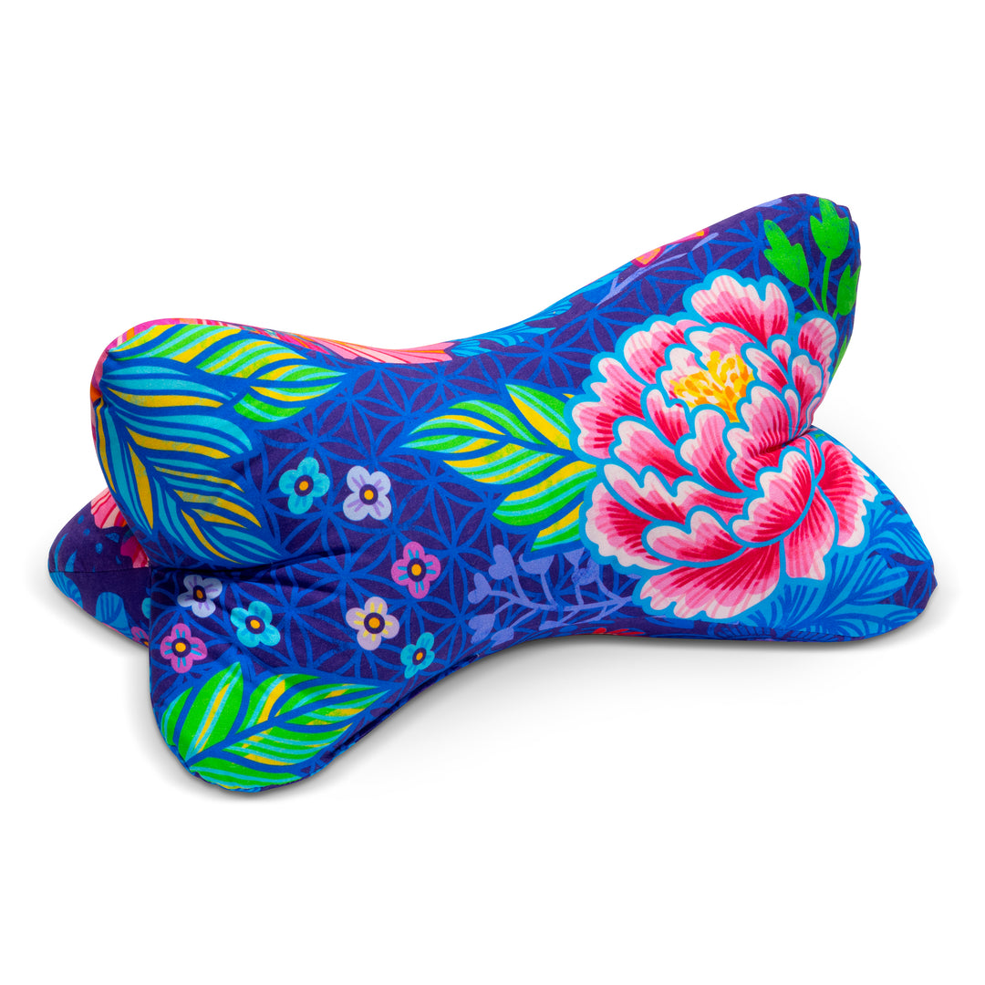 Leseknochen Blumenzauber Blau – ergonomisches Lesekissen im Design von Bine Brändle
