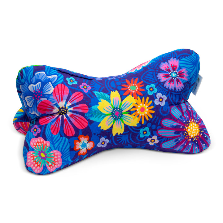 Leseknochen Blumenzauber Blau – ergonomisches Lesekissen im Design von Bine Brändle