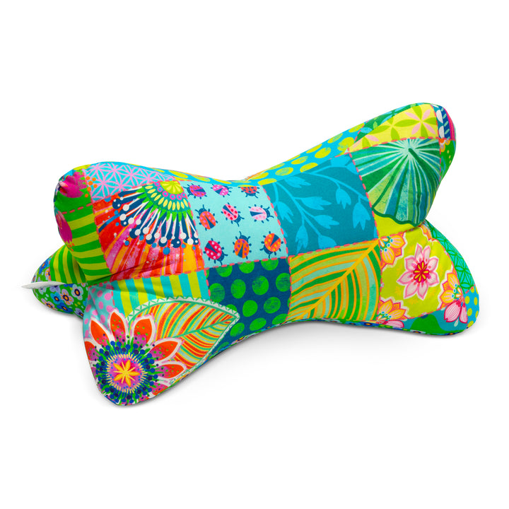 Leseknochen Patchwork Grün – ergonomisches Lesekissen im Design von Bine Brändle