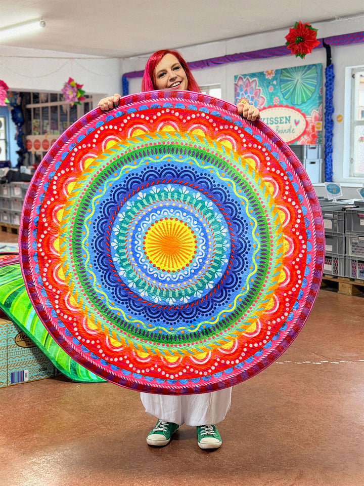 Superweicher runder Teppich im Design von Bine Brändle mit dem Motiv Regenbogenmandala, farbenfroh und harmonisch gestaltet.