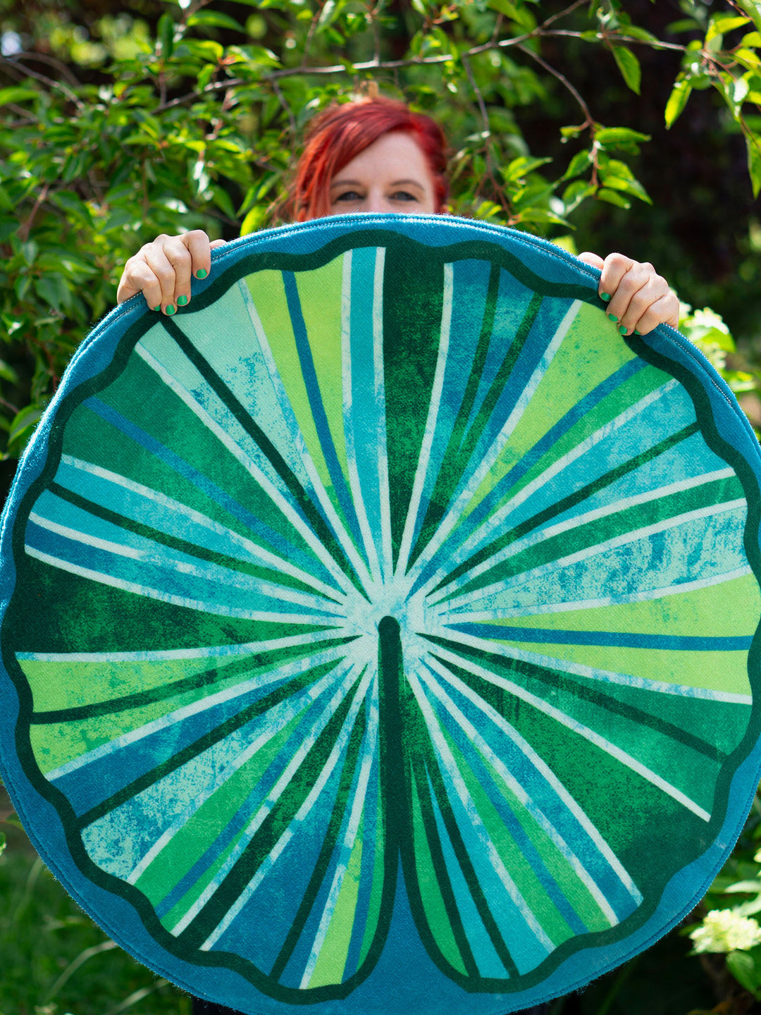 Superweicher Teppich im Design von Bine Brändle mit einem dekorativen Seerosenblatt-Motiv in weicher, natürlicher Optik.