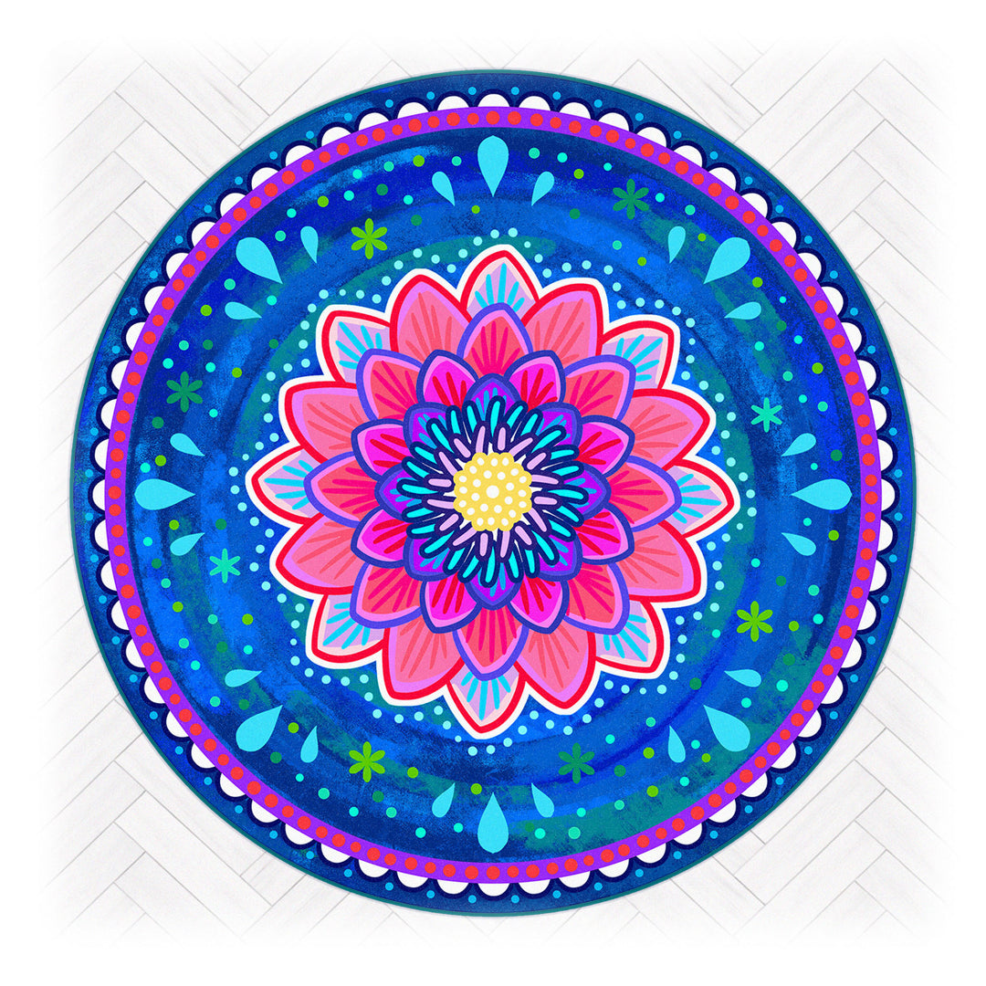 Superweicher Teppich im Design von Bine Brändle mit dem Motiv Seerosenblüte in Dunkelblau, elegant und harmonisch gestaltet.