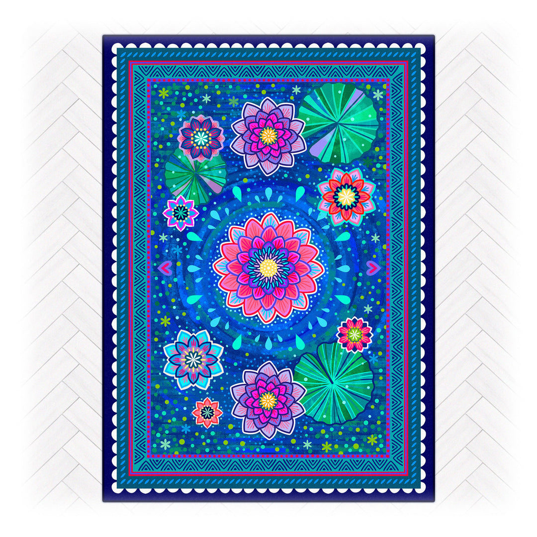 Superweicher Teppich im Design von Bine Brändle mit dem Motiv Seerosenteich in dunkler Farbgebung, stilvoll und harmonisch gestaltet.